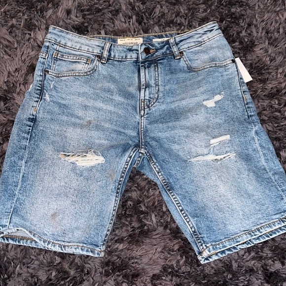 Pull & Bear Slim fit denim Bermuda shorts with rip details, a five-pocket. - Picture 1 of 10